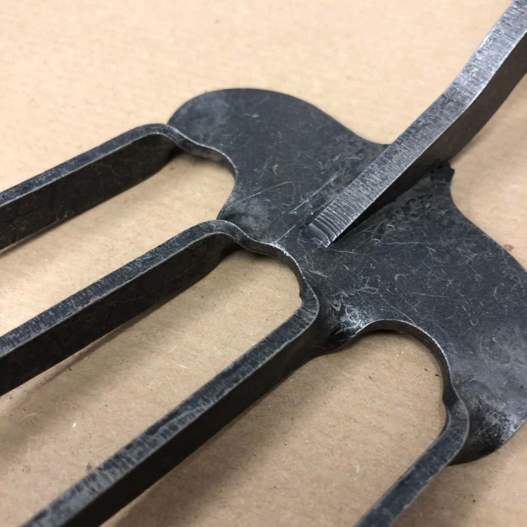 fourche-main-dents-torsadees