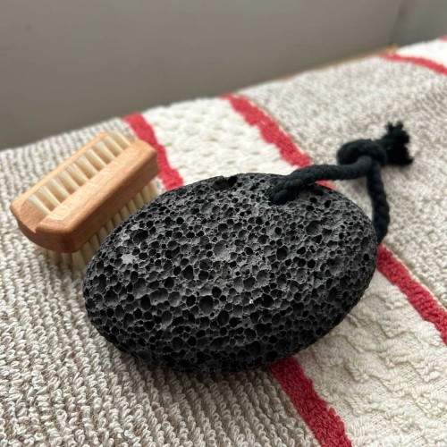 Pierre ponce noire, pierre de lave