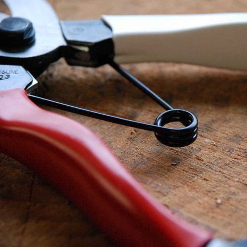 Sécateur japonais Okatsune détail ressort V