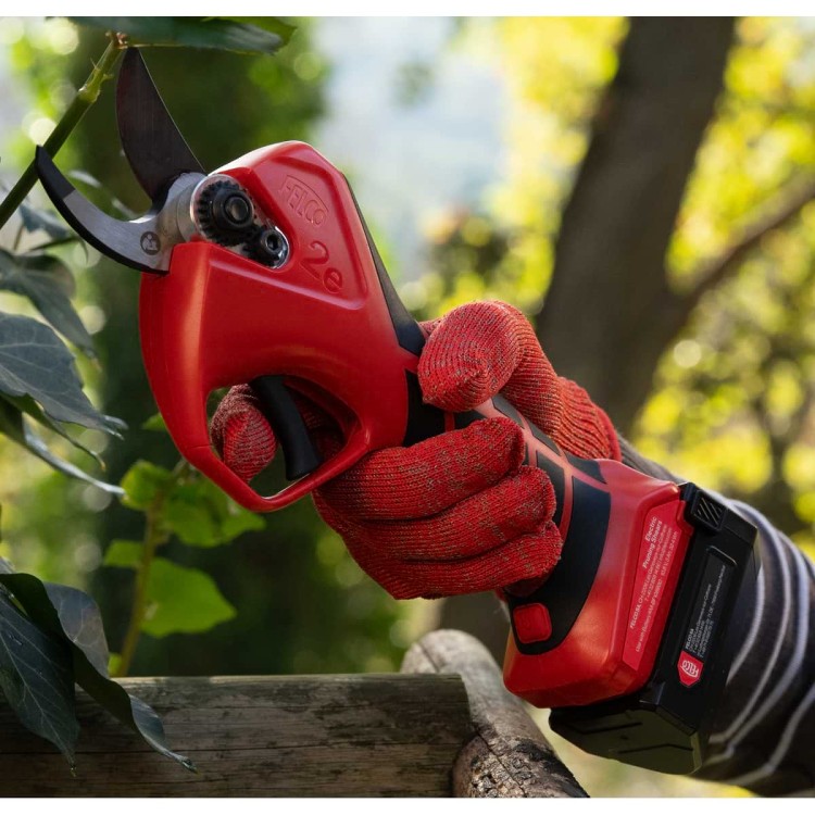 Sécateur électrique Felco 2e avec lame Black F-Tech et écran digital en action